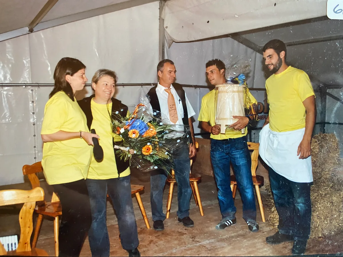 Eine Familie steht in einem Zelt.